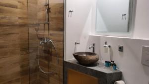 Koupelna v ubytování Mykonos Double Luxury Mini Suites-With External Hot spa Adults only
