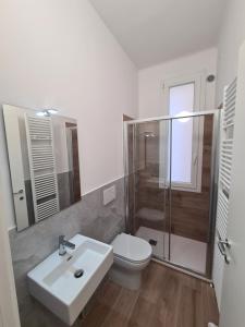 een badkamer met een toilet, een wastafel en een douche bij LU.NA in Bologna