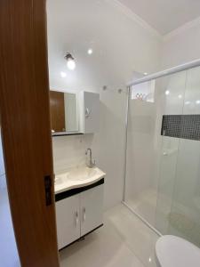 W łazience znajduje się umywalka i prysznic. w obiekcie Casa na praia da enseada - Guarujá w mieście Guarujá