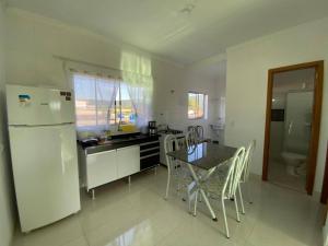 Kuhinja oz. manjša kuhinja v nastanitvi Casa na praia da enseada - Guarujá