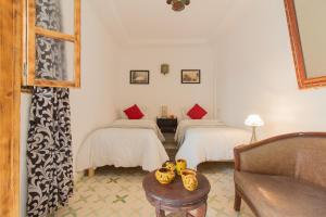 เตียงในห้องที่ Riad Azul