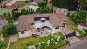 Una vista aérea de una casa con techo. en AVIEL HOME, en Accra