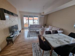 sala de estar con mesa y sofá en Atena Apartment, en Ohrid