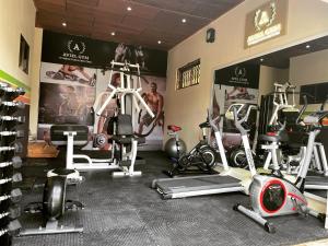 Un gimnasio con varios equipos de ejercicio en una habitación. en AVIEL HOME, en Accra
