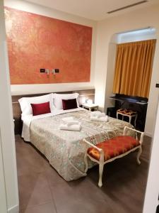ヴェローナにあるAccomodation Verona - City Centreのベッドルーム1室(赤い絵画が壁に描かれた大型ベッド1台付)