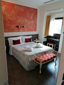 um quarto com uma cama e uma parede vermelha em Accomodation Verona - City Centre em Verona