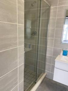 Et bad på Loadshedding Equipped 2-Bed Apartment in Waterfall, Waterfall City