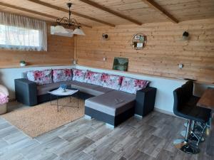 Posedenie v ubytovaní Drevenica pri jazere - relax vo vírivke