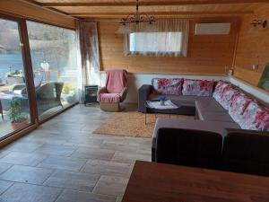Posedenie v ubytovaní Drevenica pri jazere - relax vo vírivke