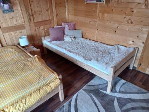 Posteľ alebo postele v izbe v ubytovaní Drevenica pri jazere - relax vo vírivke