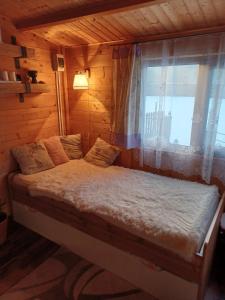 Posteľ alebo postele v izbe v ubytovaní Drevenica pri jazere - relax vo vírivke