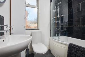 Vannas istaba naktsmītnē Stylish 2 Bedroom Flat - Close To Newcastle City Centre