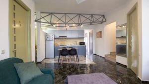 Il comprend un salon avec un canapé et une cuisine. dans l'établissement 4 Bedroom Apartment on Liberty Square, à Tbilissi