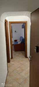 ナポリにあるSweet Homeのベッドルーム1室(ベッド1台付)、