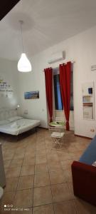 ナポリにあるSweet Homeのリビングルーム(ベッド1台、赤いカーテン付)