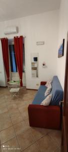 una camera con letto, tavolo e tende rosse di Sweet Home a Napoli