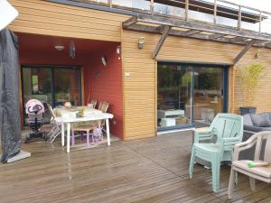 un patio con mesa y sillas en una terraza en Maison 2 chambres face à forêt, en Allogny