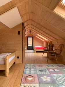 ein Schlafzimmer mit einem Bett und einem Schreibtisch in einem Zimmer in der Unterkunft Dom Wanoga Małe Swornegacie in Małe Swornigacie
