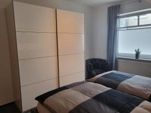 a bedroom with a large closet and a bed at Mucki´s Ferienwohnung in Bad Zwischenahn