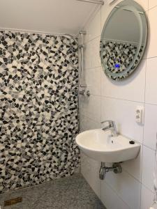 Un baño con lavabo y ducha con espejo. en Huisje 96, en Exloo 26 fotos más