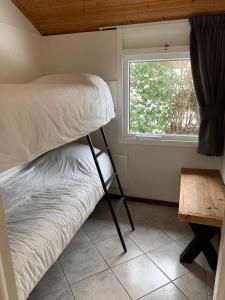 سرير بطابقين أو أسرّة بطابقين في غرفة في Huisje 96