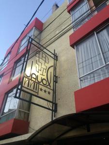 una señal en el lateral de un edificio en Royal Inn Hotel Juliaca, en Juliaca