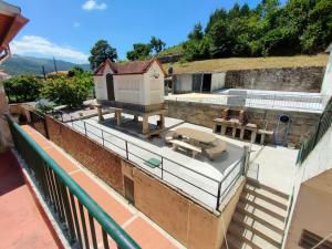 vue aride d'un bâtiment avec une maison sur le toit dans l'établissement Casa Cabaleiro, à Seixo