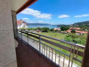- un balcon avec vue sur l'eau dans l'établissement Casa Cabaleiro, à Seixo