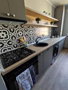 uma cozinha com uma placa de fogão a preto e branco em MAGIC LUX APARTAMENT HUNEDOARA em Hunedoara