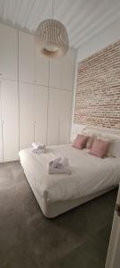 sypialnia z dużym łóżkiem i ręcznikami na nim w obiekcie Atico en Puerta Osario w Sewilli