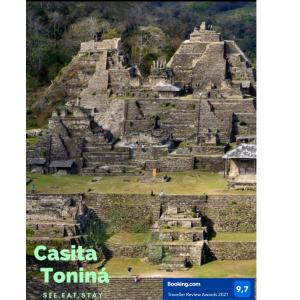 uma vista para uma pirâmide nas antigas ruínas maias em Casita Tonina em Ocosingo
