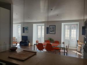 uma sala de estar com mesa e cadeiras em Ferragial Central Apartament (DownTown) em Lisboa