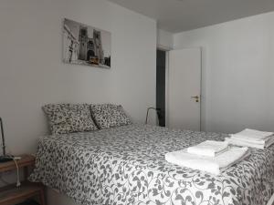 um quarto com uma cama com toalhas em Ferragial Central Apartament (DownTown) em Lisboa