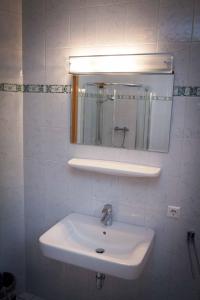 bagno con lavandino bianco e specchio di Weinbau Pronegg vlg. Krainz a Leutschach