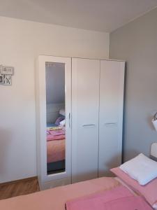 En eller flere senger på et rom på Sasvár Apartman