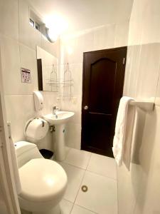 Ένα μπάνιο στο Hotel Parque de los Novios Inn