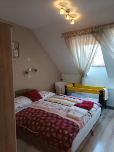 Posteľ alebo postele v izbe v ubytovaní Sasvár Apartman