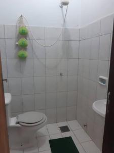 La salle de bains blanche est pourvue de toilettes et d'un lavabo. dans l'établissement Adorable monoambiente en Asunción, à Asuncion