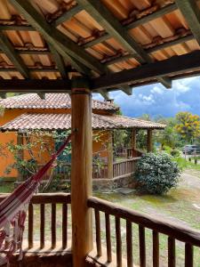 uma rede de descanso num alpendre com um gazebo em Pousada Cheiro da Terra em Cunha