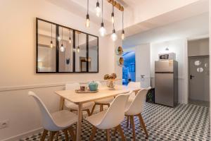 a kitchen and dining room with a table and chairs at La Venise de Sologne in Romorantin