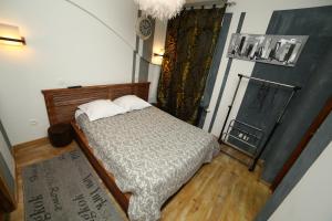 Ένα ή περισσότερα κρεβάτια σε δωμάτιο στο Hôtel de France