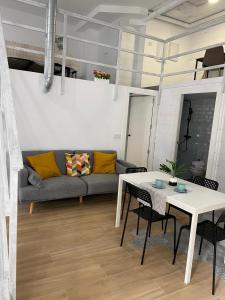 sala de estar con sofá y mesa en Loft Manuel de Falla, en Maracena