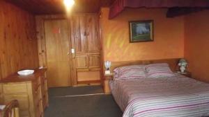 1 dormitorio con 1 cama, vestidor y 1 cama sidx sidx sidx sidx sidx sidx en Hostal y Cabañas Mozart en Puerto Montt