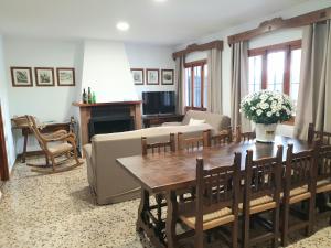 sala de estar con mesa y sofá en Casa Rural Sole, en Ossa de Montiel