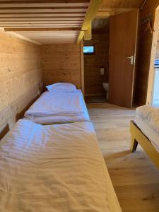Postel nebo postele na pokoji v ubytování The Bee - Trekkershuts & Apartment