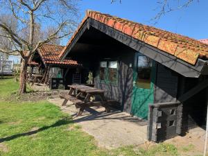 einen Picknickplatz mit einem Picknicktisch in einem Park in der Unterkunft The Bee - Trekkershuts & Apartment in Opperdoes