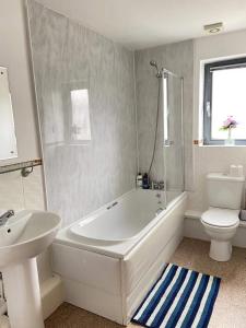 A bathroom at Lovely 2-Bedrooms Apartment Step to The Beach