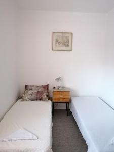 タトランスカ・ロムニツァにあるPrivát 104 Tatranská Lomnicaのベッドルーム1室(ベッド2台、ランプ付きのナイトスタンド付)