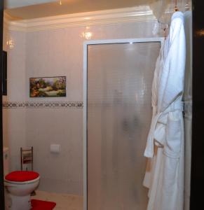 bagno con doccia e servizi igienici. di Hôtel La Citta Rossa a Marrakech