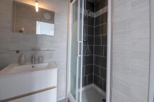 W łazience znajduje się prysznic, umywalka i prysznic. w obiekcie Studio cozy proche Intra-Muros w Saint-Malo
